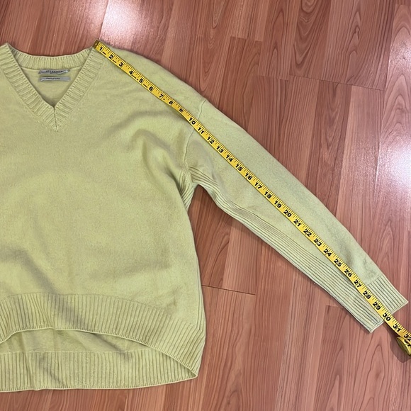 Allsaints Ivana Cashmere-Wool Blend V-Neck Sweater. Medium. Citron Tea. - Picture 11 of 11